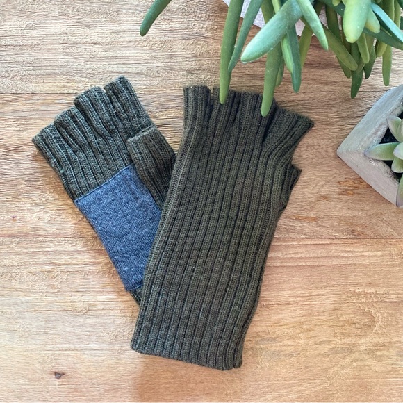 BANANA REPUBLIC Green & Gray Fingerless Ribbed Gloves - One Size - Picture 1 of 5